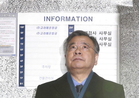 최순실 국정농단 사건을 수사중인 박영수 특별검사 24일 오전 서울 대치동 특검 사무실에 출근하고 있다.